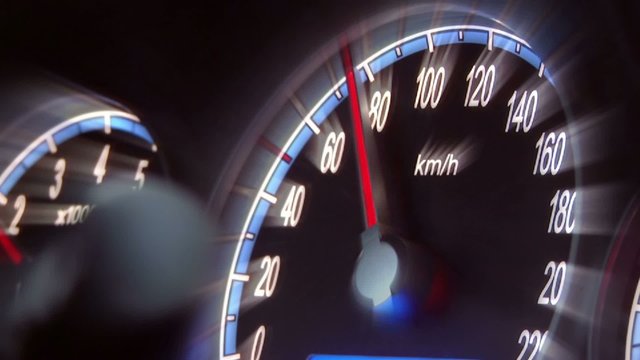 Der Tachometer zeigt die Geschwindigkeit