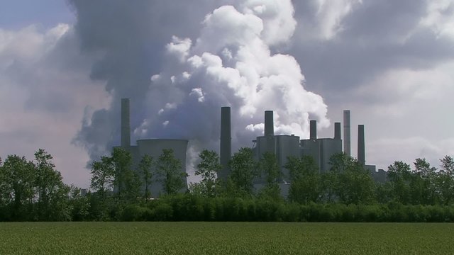 Kohlekraftwerk produziert Strom und Luftverschmutzung