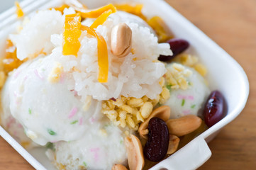 ice cream with sticky rice