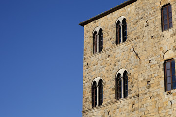 Fototapeta na wymiar Mullioned okna Palazzo Comunale, Volterra