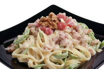 Tagliatelle paglia e fieno con sugo alle noci e pancetta.