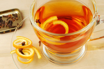 Erfrischende Tasse Tee mit Gew&uuml;rzen; Orangenschale, Nelken