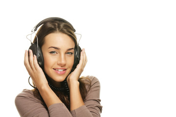 Fototapeta premium glückliche junge frau hört musik auf weissem hintergrund