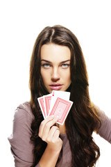 junge schöne frau hält poker karten auf weissem hintergrund