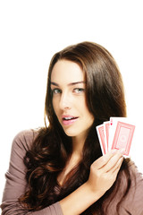 junge schöne frau mit poker karten auf weissem hintergrund