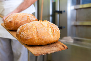 Bäcker beim Brotbacken