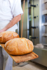 Bäcker beim Brotbacken