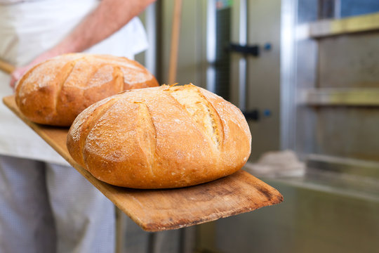 B&auml;cker beim Brotbacken