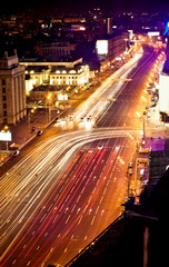 Fototapeta na wymiar Szybko poruszające się samochody w nocy