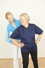 Senorin mit personal Trainer