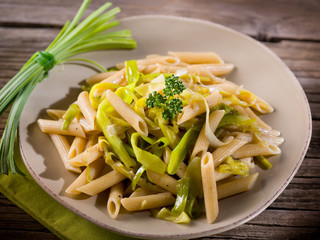 pasta with leek and pepper, healthy food