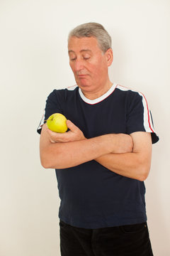 Senior mit Apfel