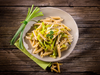 pasta with leek and pepper, healthy food