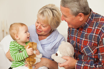 Oma und Opa mit dem Enkelkind