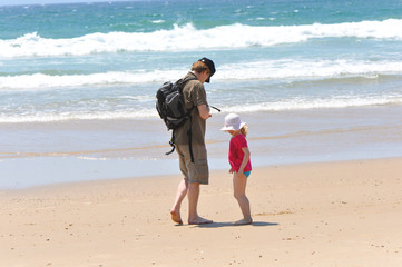 Papa und Tochter suchen nach Muscheln