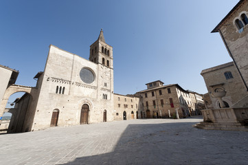 Fototapeta na wymiar Historic Piazza Silvestri w Bevagna