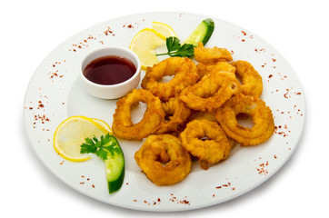 Fried calamari rings served with sauce