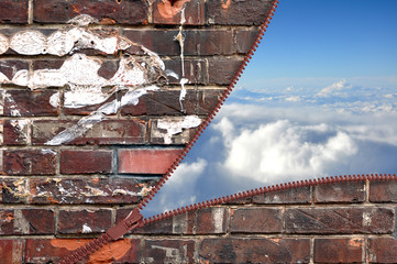 Zip dans un mur et ciel bleu