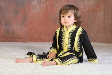 Kleinkind in edler Tracht