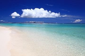 水納島の静かな海と空に浮かぶ白い雲