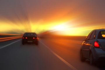 Fototapeta na wymiar Samochód o zachodzie słońca na autostradzie