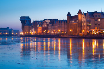 Obraz premium Old town in Gdansk with frozen Motlawa river at dusk, Poland