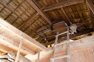 下から見上げた納屋