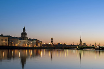 Fototapeta na wymiar Pałac mostu na białych nocy w mieście Sankt-Petersburgu