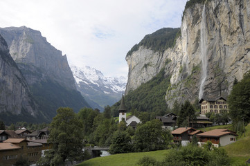 Fototapeta na wymiar Staubbachfall above the Lautrebrunnen Valley