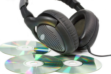 Fototapeta na wymiar Płyty kompaktowe (CD) ze słuchawkami