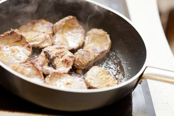 Meat frayed on fraying pan