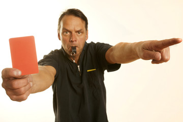 Schiedsrichter zeigt die rote Karte