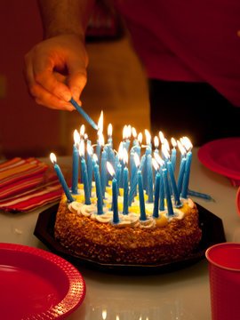 torta con candeline accese