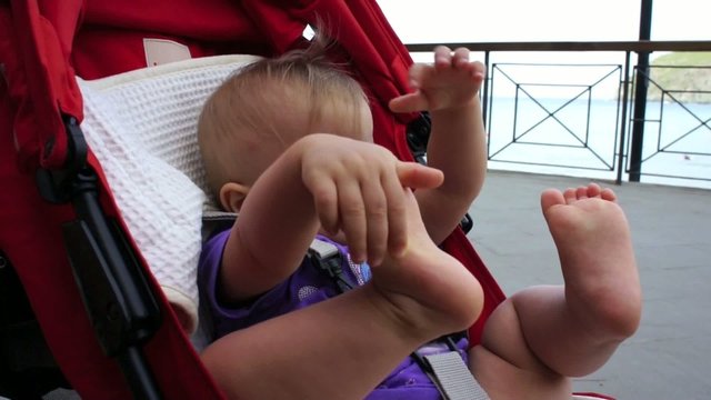 bambina bimba gioca sul passeggino