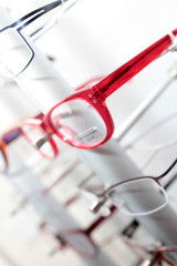 Beim Augenoptiker: Verschiedene Brillen in einem Staender