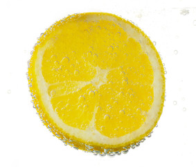 slice of lemon in the water with bubbles