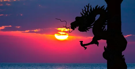Crédence de cuisine en verre imprimé Dragons Silhouette de dragon et coucher de soleil dans la mer