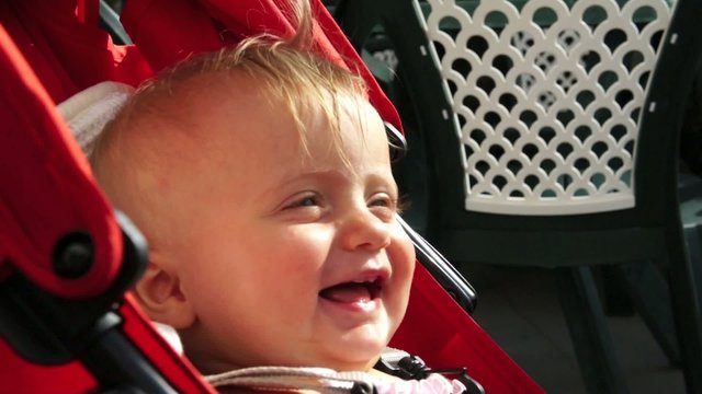 bambina bimba gioca sul passeggino