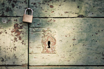 lucchetto su una vecchia porta verde