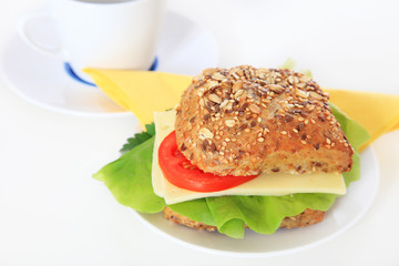 Mehrkornbrötchen mit Käse
