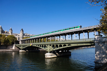 Naklejka premium pont Bir Hakeim à Paris