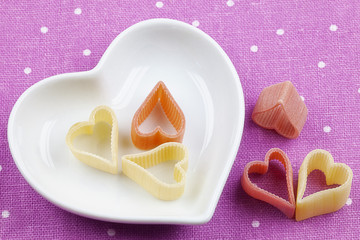 Pasta Amore in herzförmiger Porzellanschale