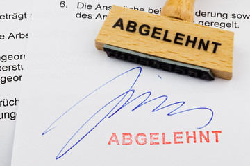 Holzstempel auf Dokument: Abgelehnt