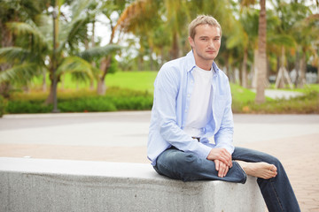 Obraz premium Smart casual man sitting in the park