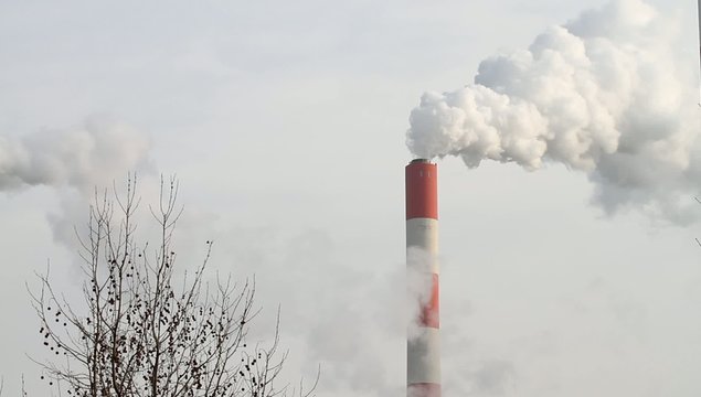 Riesiger qualmender Industrieschornstein