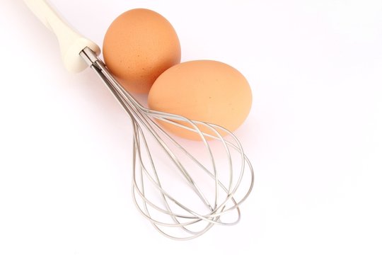 uova fresche e frusta da cucina