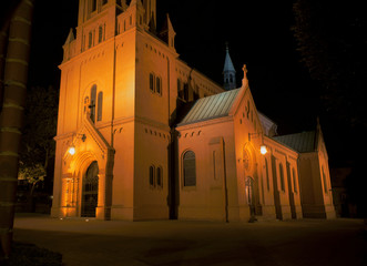 Gotycki kościół nocą w Poznaniu