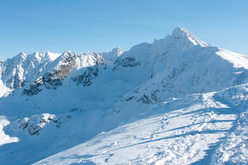 Szczyty Tatr w śniegu