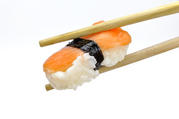 Sushi mit Essstäbchen