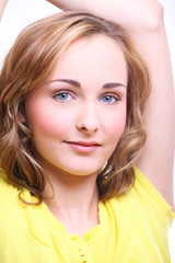 Fototapeta premium portrait von junger hübscher frau mit langen blonden haaren